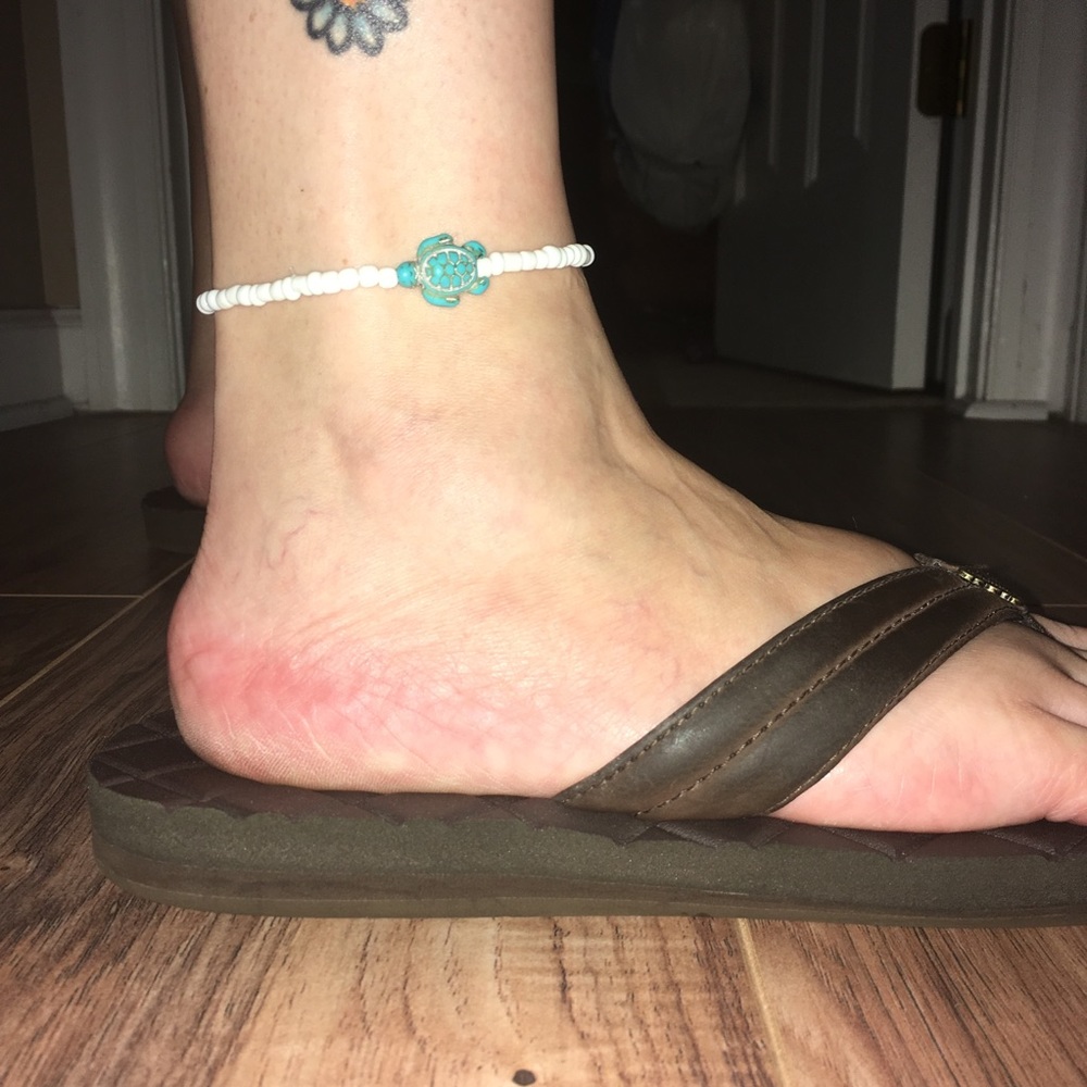 Super cute white beaded anklet with turtle